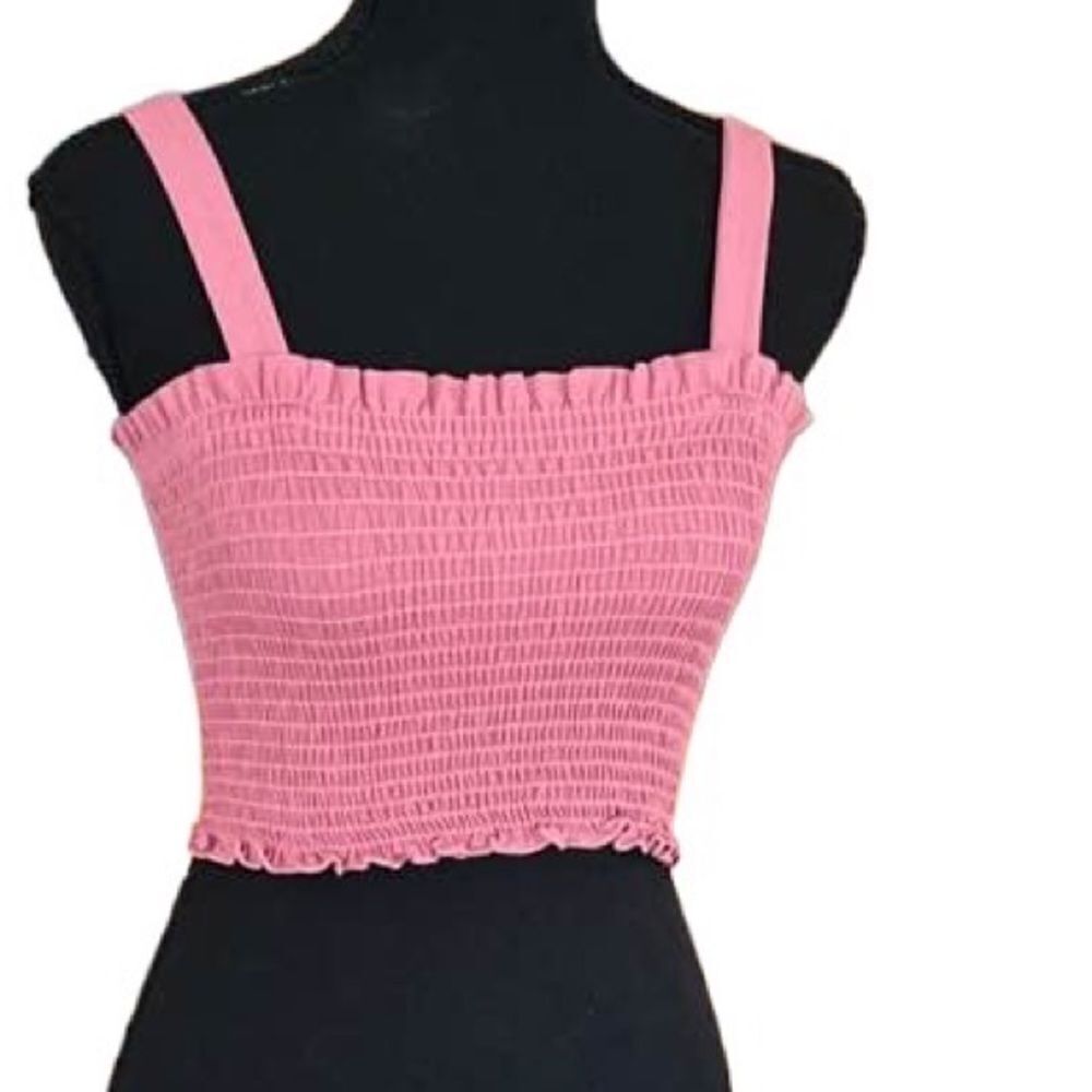 𝅺New with tags Charlotte Russe pink smocked crop top size XS.